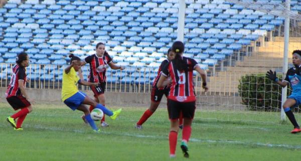 Para a sorte da goleira Brenda, em dia não muito bom, Andréa fura de frente para o gol.(Imagem: Emanuele Madeira)