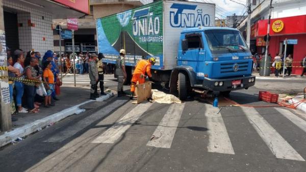 Acidente deixou uma pessoa morta no cruzamento das ruas Rui Barbosa e Paissandu, Centro de Teresina.(Imagem:Dalyne Barbosa/TV Clube)