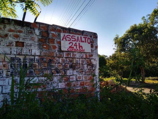 Placa alerta sobre constantes assaltos.(Imagem:Rafaela Leal /G1 PI)