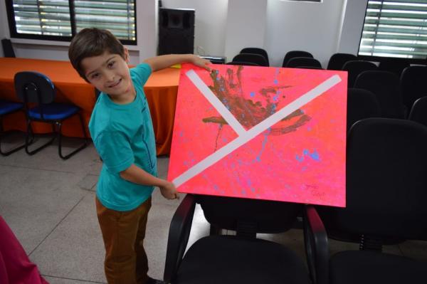 João Elyo começou a produzir as obras de arte aos 8 anos de idade.(Imagem:Divulgação /Seid)