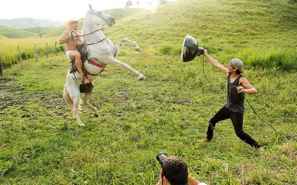 Cézar Lima mostra que leva jeito para cowboy em ensaio para o Paparazzo.(Imagem:Anderson Barros / Paparazzo)