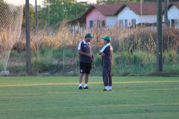 Vica conversando com seu auxiliar ao fim do treino desta terça-feira.(Imagem:Wenner Tito)