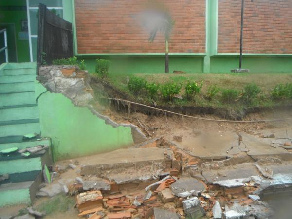  Chuva derruba muro da 10ª Regional de Saúde de Floriano.(Imagem:FlorianoNews)