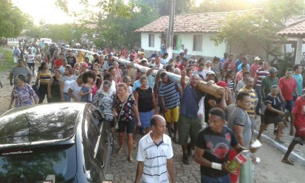 Levantamento do mastro marca abertura dos festejos na Manga Maranhão.(Imagem:FlorianoNews)