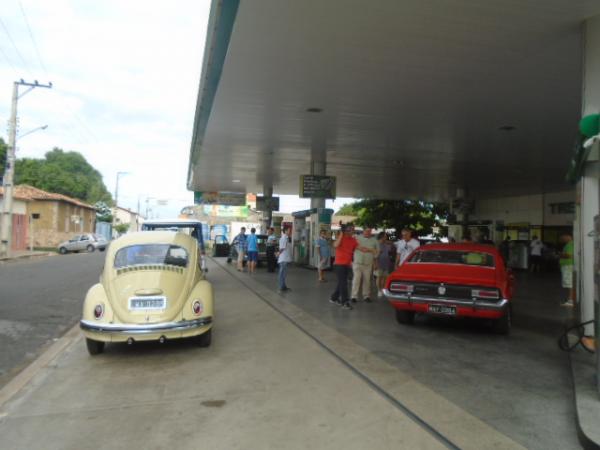 Comitiva de automóveis antigos parte de Floriano com destino a Águas de Lindóia.(Imagem:FlorianoNews)