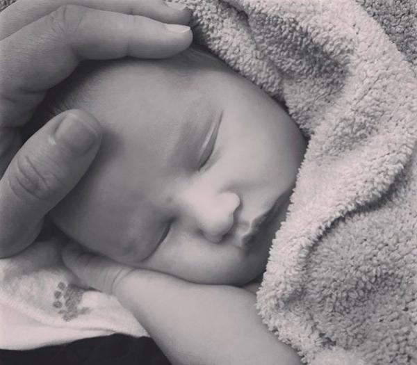Alanis Morissette dá à luz 3º filho e publica primeira foto.(Imagem:Instagram)