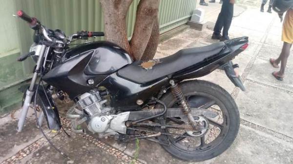 Motocicleta tomada de assalto é recuperada pela PM no bairro Riacho Fundo(Imagem:FlorianoNews)