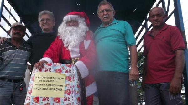 Papai Noel do Projeto Amarelinho distribui bombons às crianças de Floriano e Barão de Grajaú.(Imagem:FlorianoNews)
