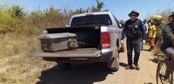 Corpo é transportado em caminhonete do IML não adaptada.(Imagem:Gilcilene Araújo / G1 PI)