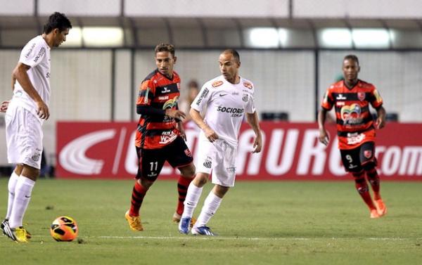 Léo troca passes com Durval no primeiro tempo contra o Flamengo-PI.(Imagem:Wander Roberto / Vipcomm)