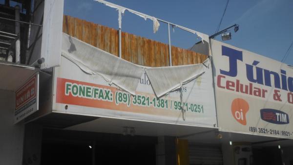Forte ventania arrancou árvores e placas em Floriano.(Imagem:FlorianoNews)