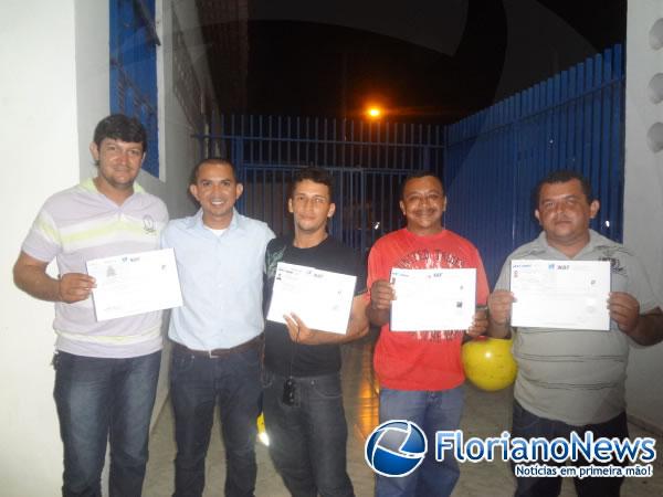 Mototaxistas de Floriano receberam certificados de capacitação do SEST/SENAT.(Imagem:FlorianoNews)