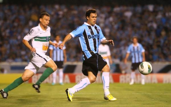 Kleber tenta vencer a forte marcação do Coritiba.(Imagem:Lucas Uebel/Divulgação, Grêmio)