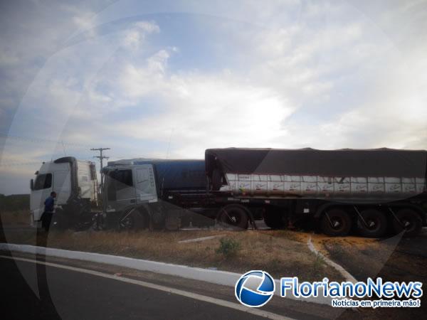 Carretas colidem lateralmente no trevo do Paracati.(Imagem:FlorianoNews)