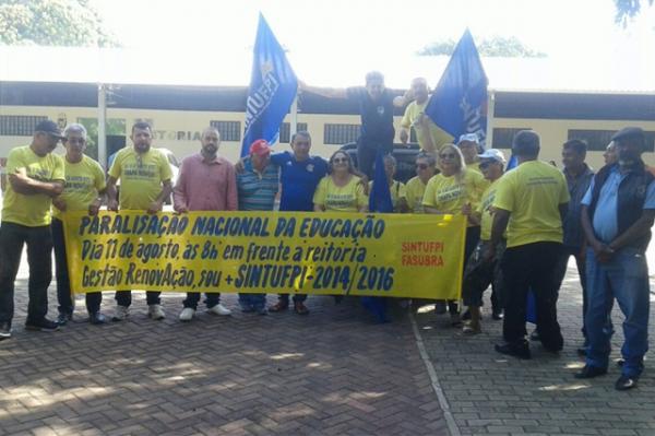 Servidores da UFPI realizam paralisação e fazem assembleia em frente à reitoria.(Imagem:Cidadeverde.com)