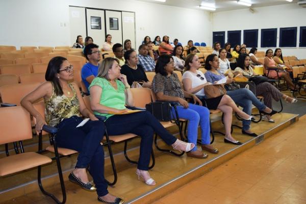 Floriano sedia encontro com gestores e técnicos das Secretarias de Assistência Social da região.(Imagem:Secom)