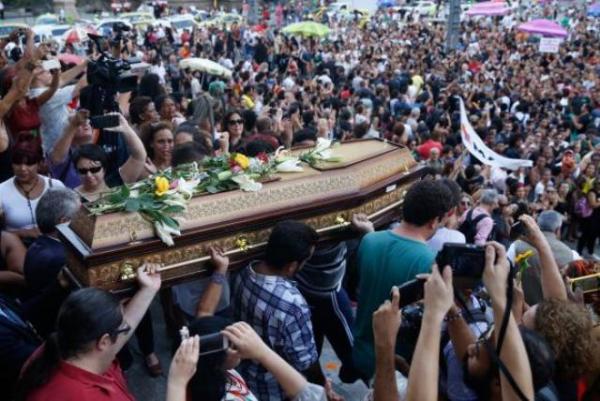 Comoção e pedidos de Justiça marcam enterro de vereadora.(Imagem:Marcos Serra Lim)
