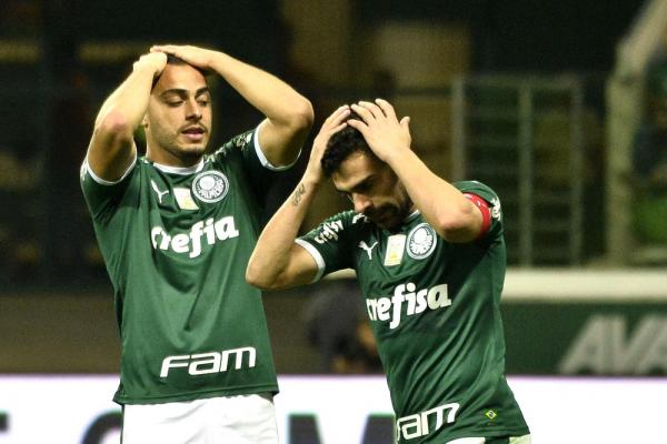 Arthur Cabral e Bruno Henrique se lamentam em Palmeiras x Vasco.(Imagem:Marcos Ribolli)