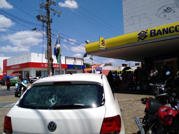 Policial troca tiros com bandidos durante roubo na porta de banco em Teresina.(Imagem:Rafaela Leal/G1)