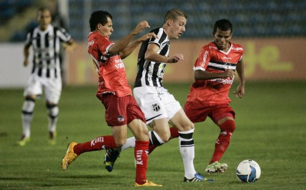 Esquerdinha em lance da partida contra o Ceará.(Imagem:Bruno Gomes/Agência Diário)