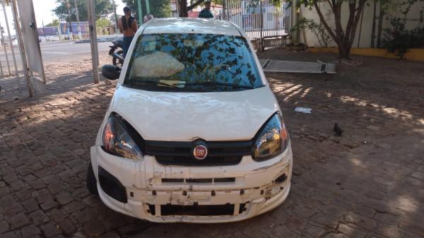 Carro desgovernado invade grade de proteção da TV Alvorada em Floriano.(Imagem:FlorianoNews)