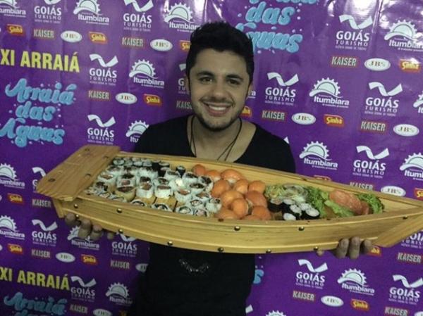 Cristiano Araújo posta foto de barco de comida japonesa pouco antes de sofrer o acidente.(Imagem:Reprodução/ Facebook)