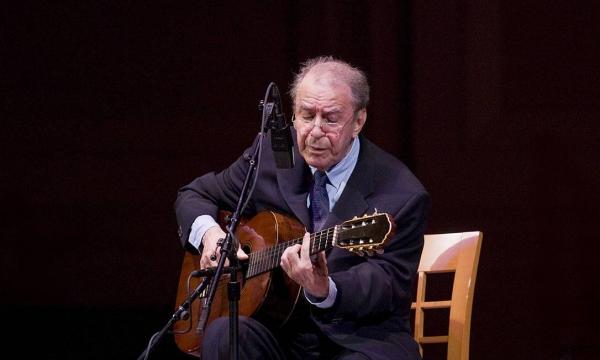 João Gilberto em uma de suas últimas apresentações no Carniege Hall, em Nova York, no ano de 2008. Ele faleceu neste sábado aos 88 anos. (Imagem: Jack Vartoogian/Getty Images / Getty Images)