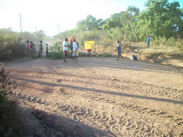 Moradores do bairro Guia fecham estrada e pedem solução contra poeira.(Imagem:Alonso Costa )
