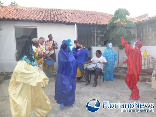 Bloco Chanas Cheirosas esquenta a quinta-feira pré-carnaval em Floriano.(Imagem:FlorianoNews)