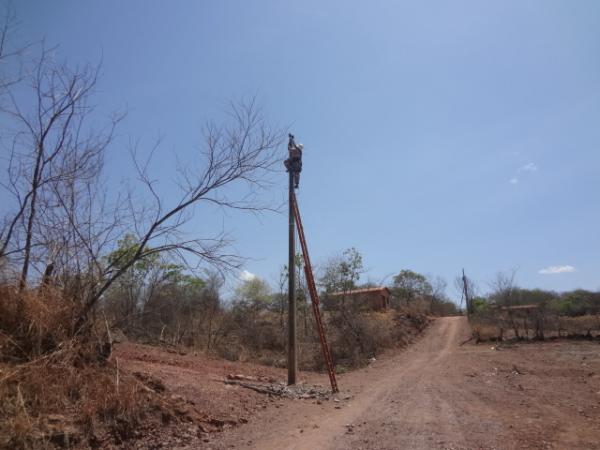 Moradores do bairro Canoas são beneficiados com postes de energia.(Imagem:FlorianoNews)