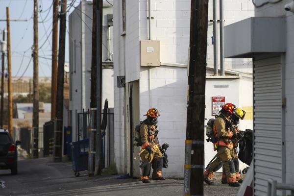 Bombeiros participam de operação em prédio que pegou fogo neste sábado (21) no centro de Las Vegas, nos EUA(Imagem:Chase Stevens/Las Vegas Review-Journal via AP)