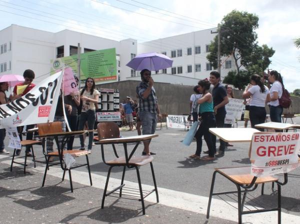 Estudantes da Uespi bloqueiam rua em Teresina e pedem melhorias na instituição.(Imagem:Gustavo Almeida/G1)