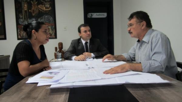 Secretário Fábio Novo se reúne com diretor da empresa responsável pela reforma do Espaço Maria Bonita.(Imagem:Ascom Secult)