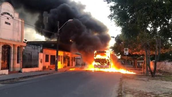 Criminosos incendiaram ônibus e atacaram prédios públicos durante onda de violência no Ceará, em setembro deste ano.(Imagem:TV Verdes Mares/Reprodução)