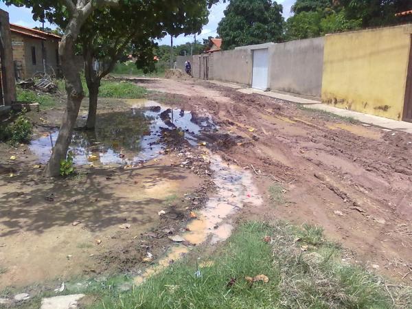 Morador indignado denuncia situação precária de ruas no bairro Princesa do Sul.(Imagem:Robson Pires Borges)