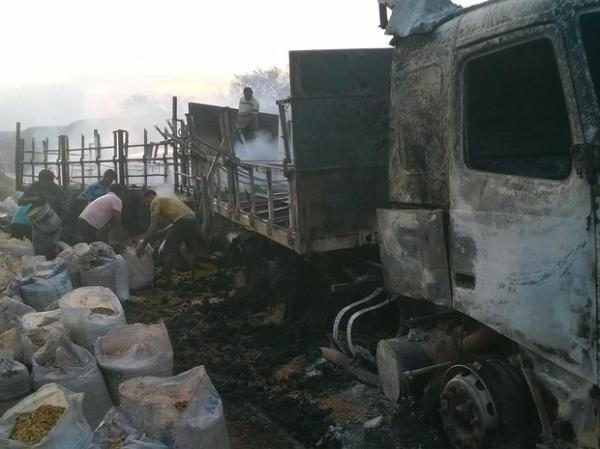 Caminhão pegou fogo e teve parte da mercadoria saqueada.(Imagem:Emanuel Vital/Folha de Oeiras)