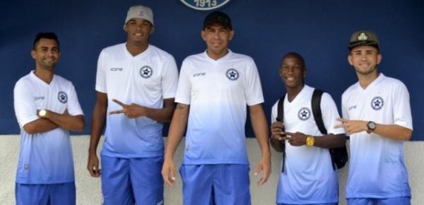 Jogadores do Tubarão fazem foto.(Imagem:Didupaparazzo)