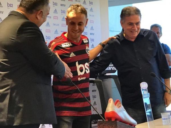 Lateral treina com bola, no Ninho do Urubu, ao lado dos novos companheiros, recebe a camisa 13 e é apresentado oficialmente: 