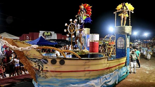 Escola de samba Unidos da Ponte se apresenta em desfile no domingo de Carnaval em 2019 no Piauí.(Imagem:Kairo Amaral/TV Clube)