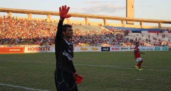 Naylson terá cuidada redobrado para não ser advertido com cartão amarelo.(Imagem: Abdias Bideh/GloboEsporte.com)