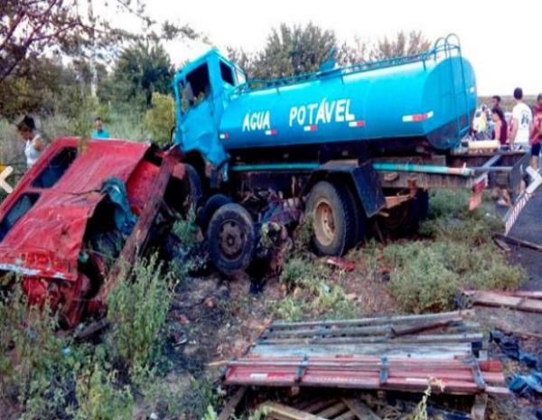 Duas pessoas morrem em acidente com carro-pipa em Patos do Piauí.(Imagem:Cidadeverde.com)