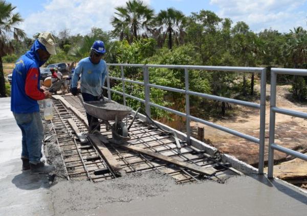 Prefeitura de Floriano trabalha na construção de pontes da zona rural.(Imagem:Waldemir Miranda)