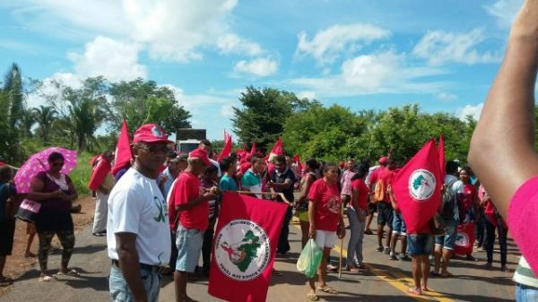 Manifestantes a favor de Dilma bloqueiam entrada e saída de Teresina pela BR 316.(Imagem:Portal Cmn)