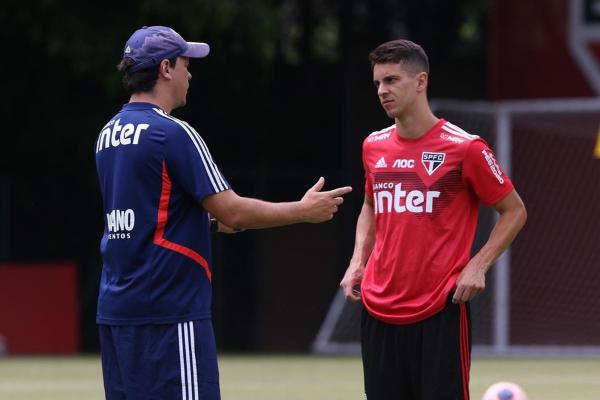 Fernando Diniz e Shaylon conversam em treino do São Paulo(Imagem:Rubens Chiri / saopaulofc.net)