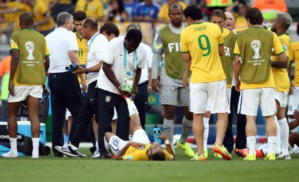 No chão, Neymar sente dores antes da disputa por pênaltis contra o Chile.(Imagem:Marcos Ribolli)