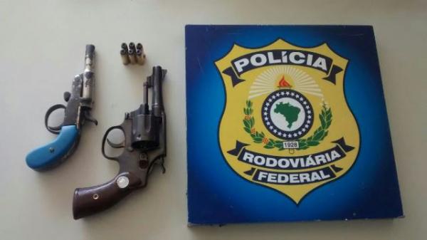 PRF prende condutor com duas armas de fogo em Floriano.(Imagem:PRF)