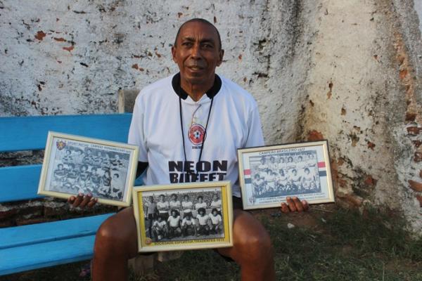 Toinho mostra recordações de clubes por onde passou. À esquerda, 