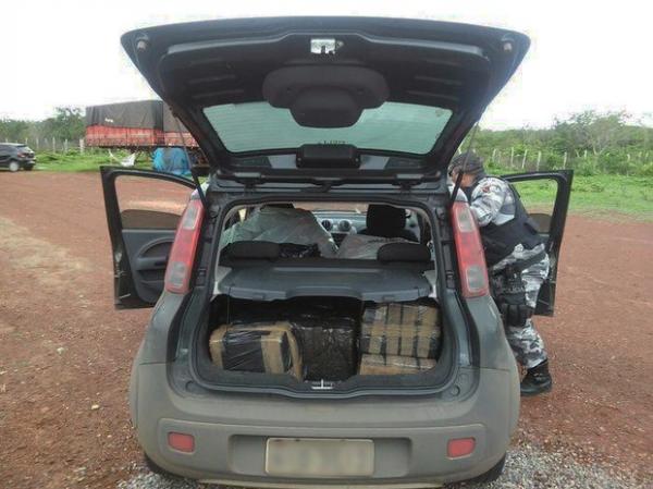 Droga era transportada no porta-malas e bancos do veículo.(Imagem:PRF/Divulgação)