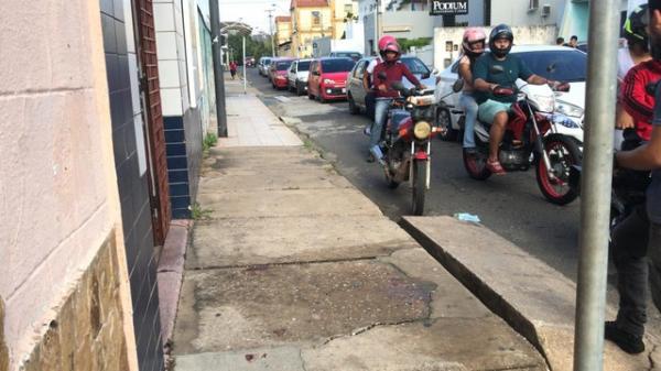 Jovem foi baleado assim que saiu de uma pensão no Centro de Teresina.(Imagem:Lorena Linhares/G1)