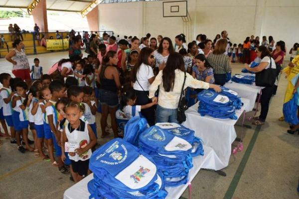 Prefeito Gilberto e Secretária de Educação entregam kit escolar para crianças da Educação Infantil(Imagem:Waldemir Miranda)